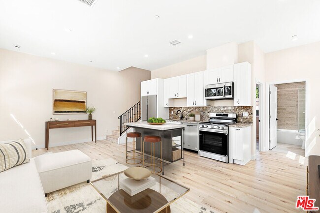 Foto del edificio - 16698 Moorpark St