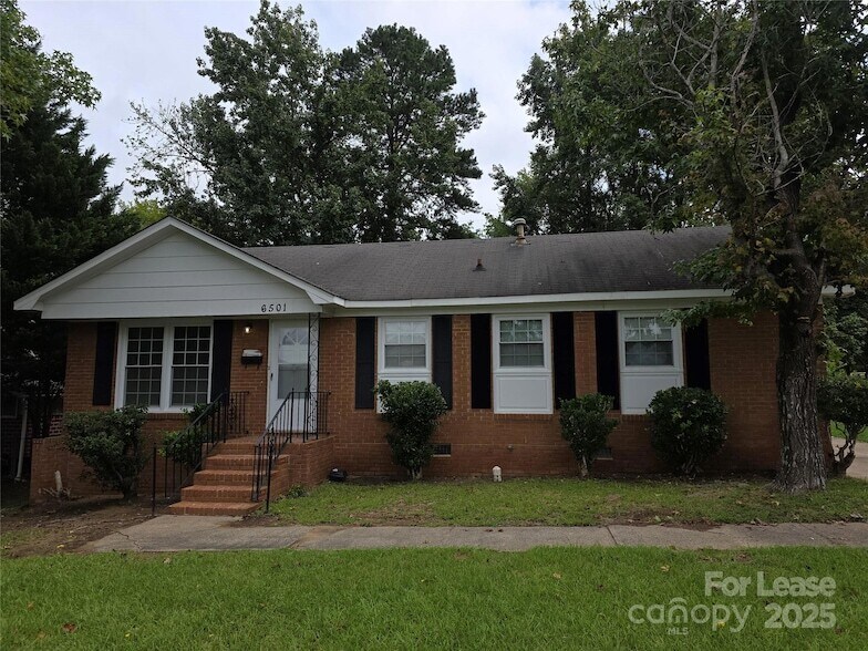 Foto principal - 6501 Barrington Dr