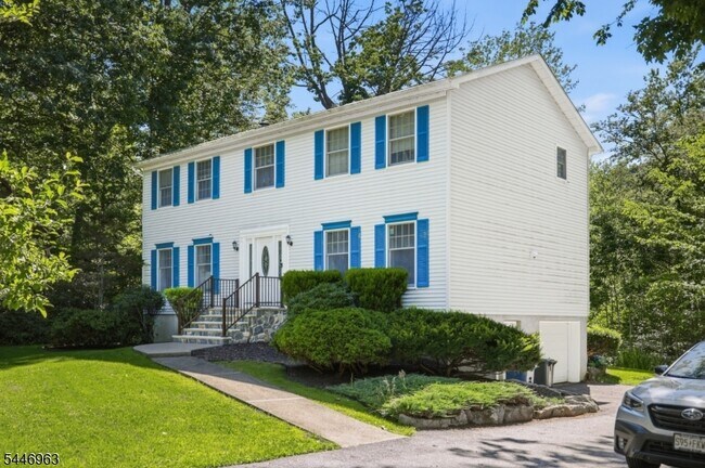 Foto del edificio - 2057 Lakeside Dr W