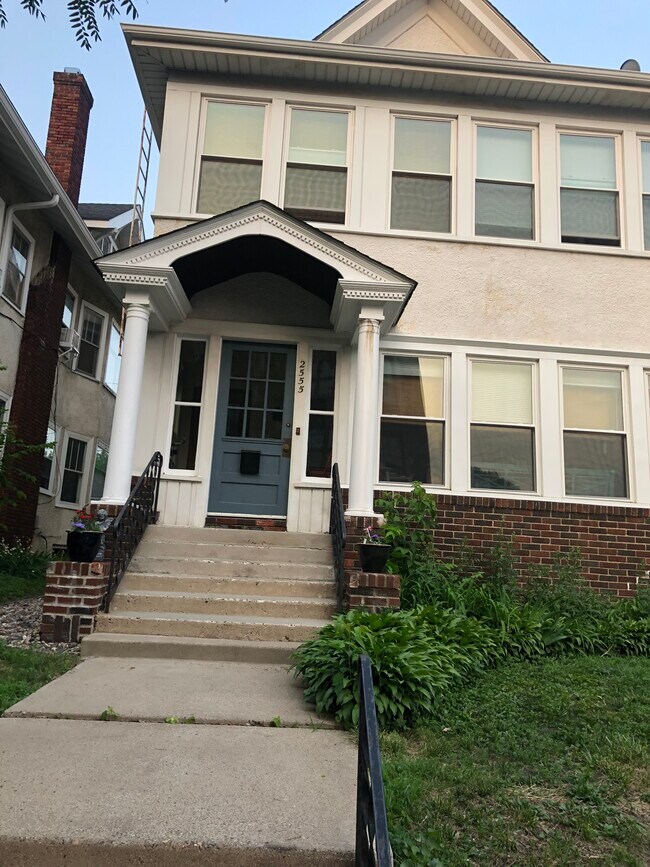 Foto del edificio - 2555 Emerson Ave S