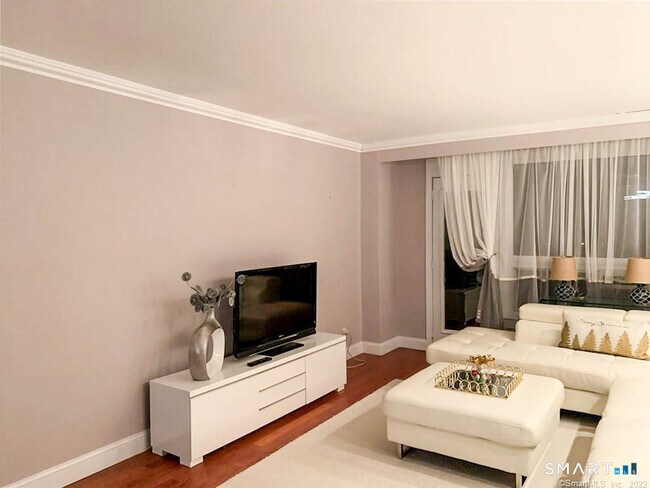 Foto del edificio - 91 Strawberry Hill Ave
