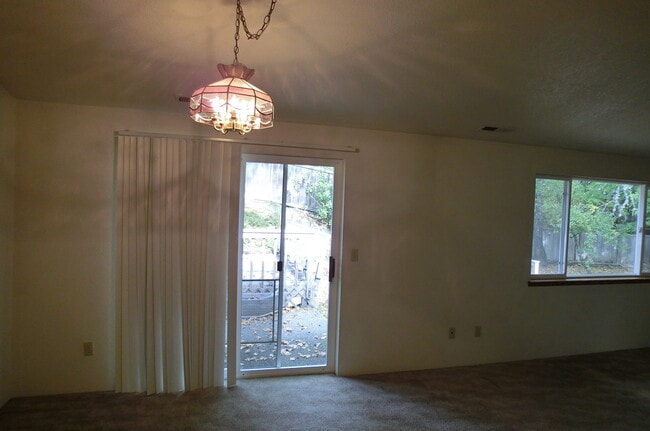 Building Photo - 108 NW Sinclair Dr