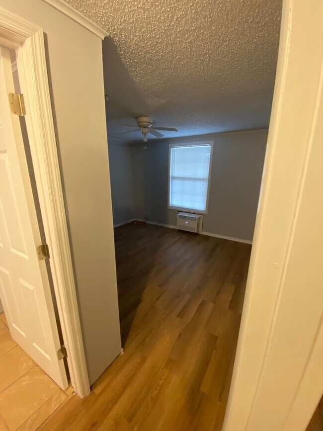 Foto del edificio - Charming 1 Bed, 1 Bath Condo Near University