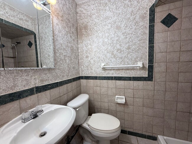 Foto del edificio - Spacious 3 bedroom 2 bath home with garage  Coming Soon!