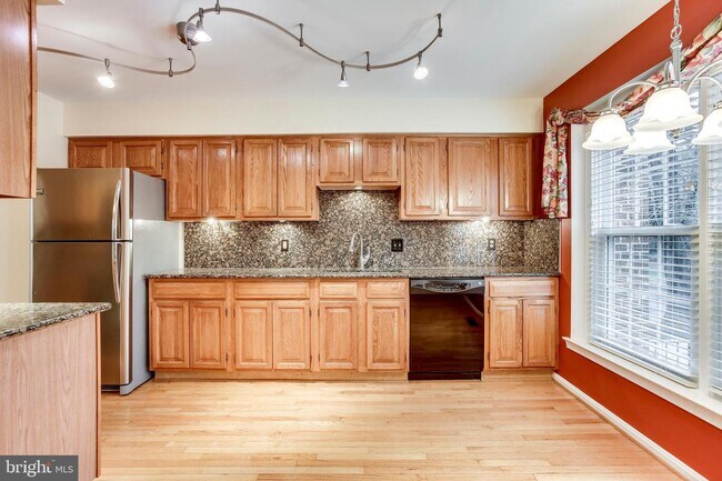 Building Photo - 2812 Kelly Square