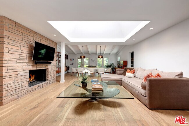 Foto del edificio - 16012 Meadowcrest Rd