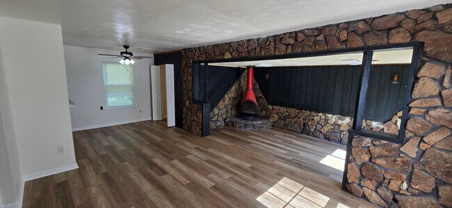 Foto del edificio - 5200 Broken Oak Dr