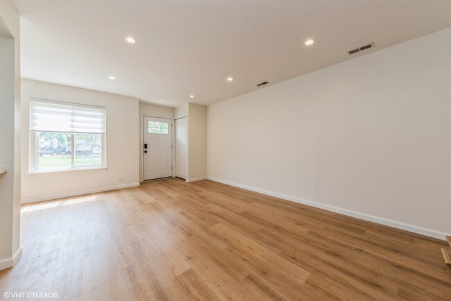 Building Photo - 1110 Cove Dr