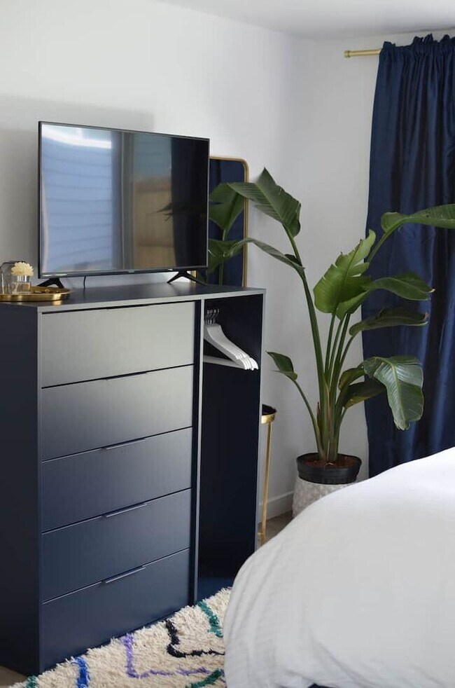 Foto del edificio - Charming studio ADU with private yard in White Center