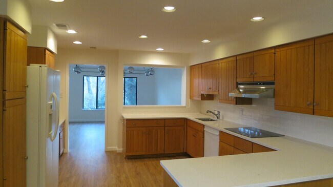 Building Photo - 125 Eagles Crescent