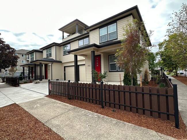 Building Photo - New 5 Bedroom / 5.5 Bath Townhome w/ A/C i...