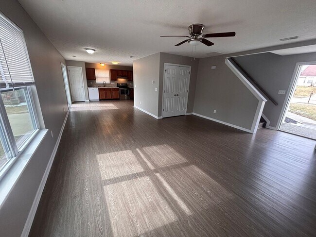 Building Photo - 747 Tamarack Ct