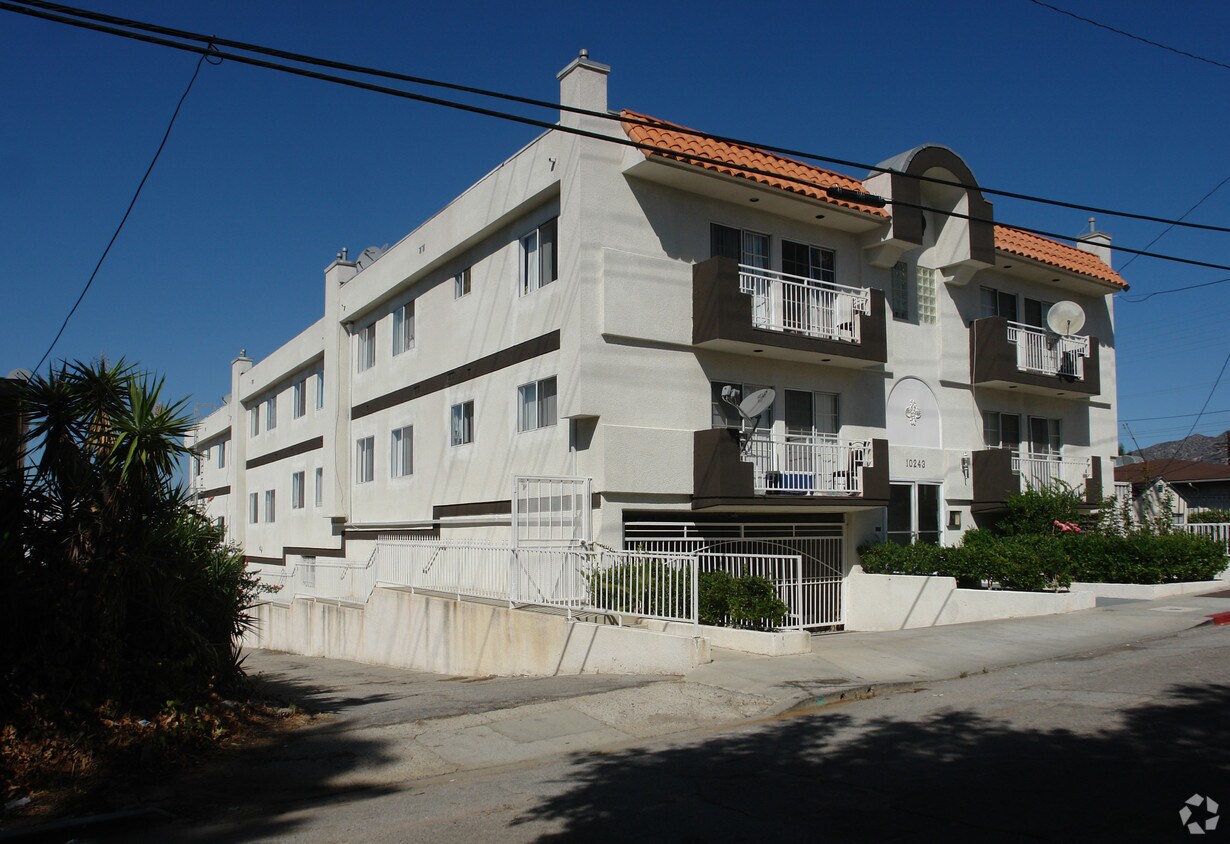 Primary Photo - 10243 Hillhaven Ave