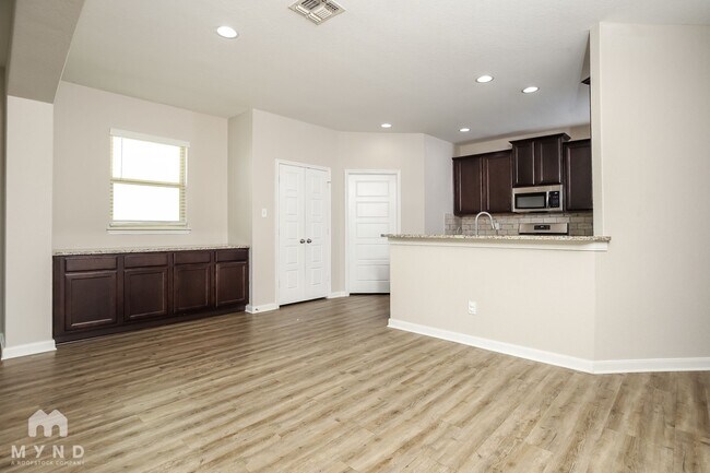 Building Photo - 2066 Rhesus Vw