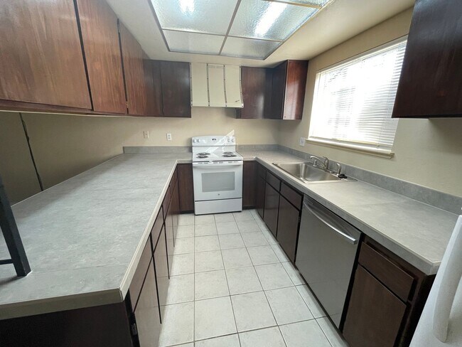 Building Photo - Cute 2bed/2bath Condo