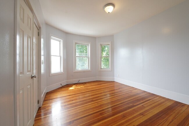 Building Photo - 44 Ridgewood St