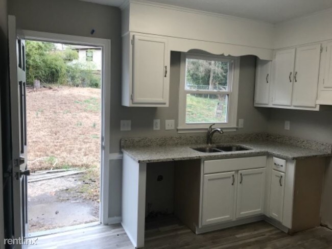 Building Photo - 803 Pine Ridge Dr