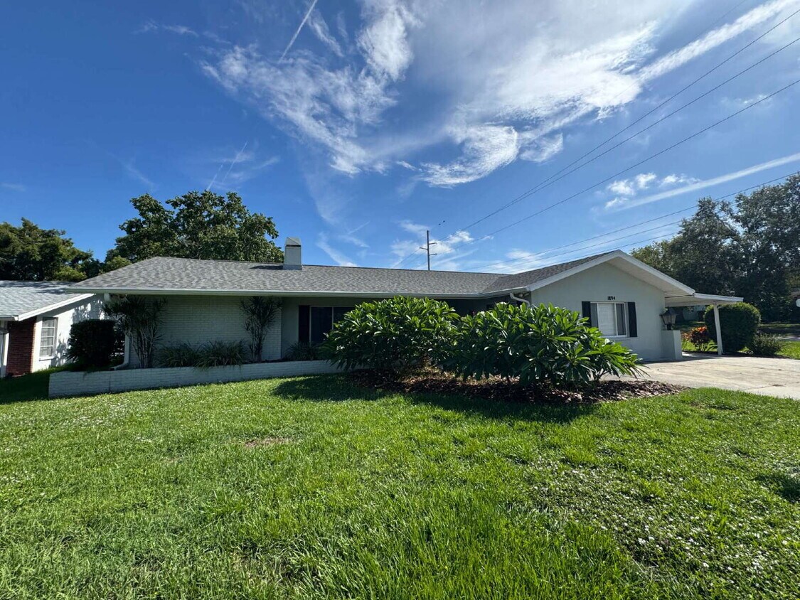 Foto principal - "Charming 3-Bedroom Oasis with 2 Full Bath...