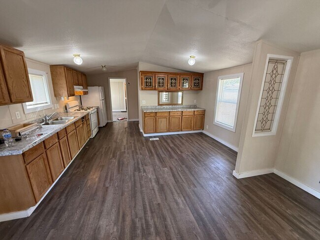 Foto del edificio - 3 Bed 2 Bath Mobile Home with Storage Shed...