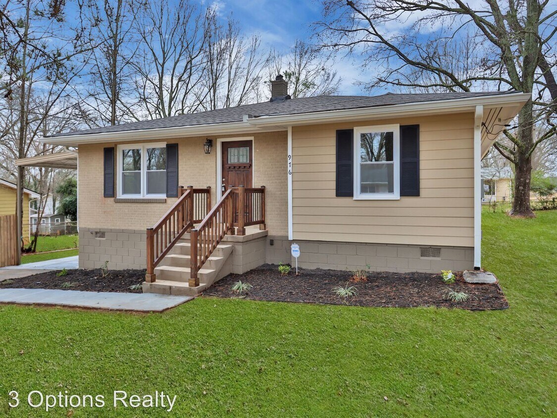 Foto principal - 3 br, 3 bath House - 976 Pinehurst Dr.