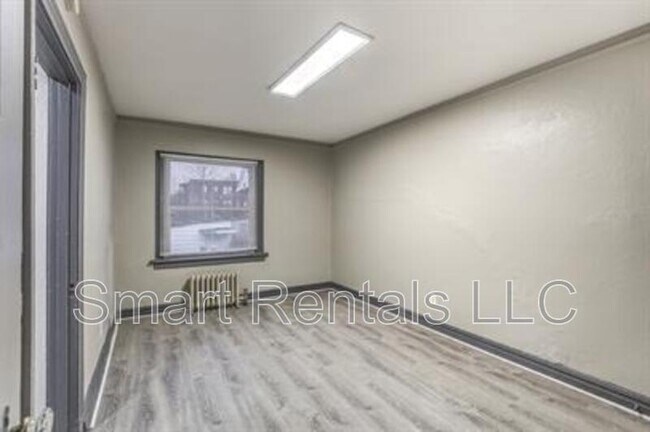 Foto del edificio - 807 Clara Ave