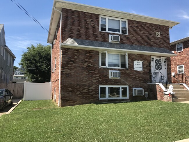 Building Photo - 609 8th Ave