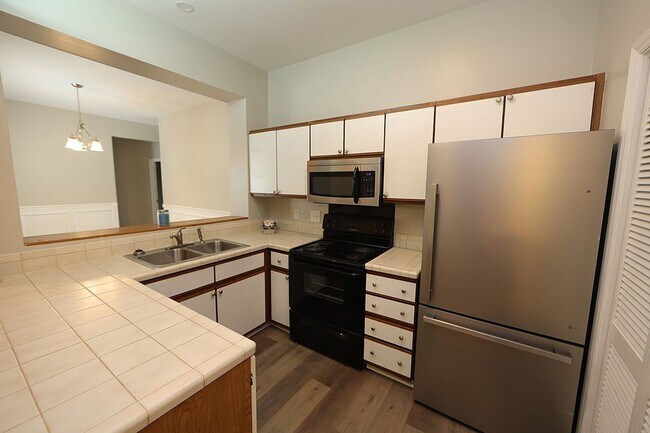 Foto del edificio - 2-Bedroom Top Floor Condo in Desirable Sun...