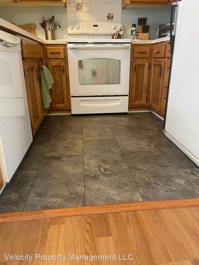 Foto del edificio - 3 br, 1 bath House - 21285 NE Butler Marke...