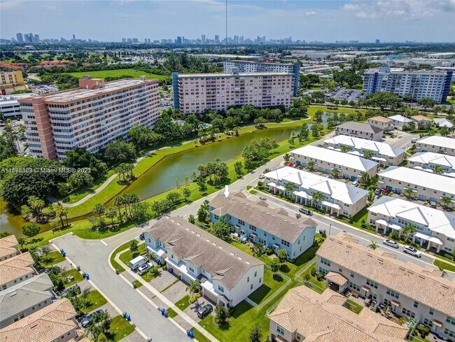 Foto del edificio - 950 Hillcrest Dr