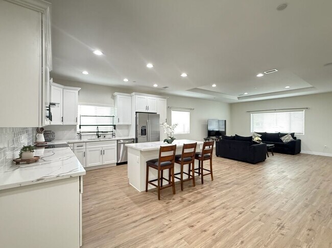 Foto del edificio - 9019 Evelyn Ave