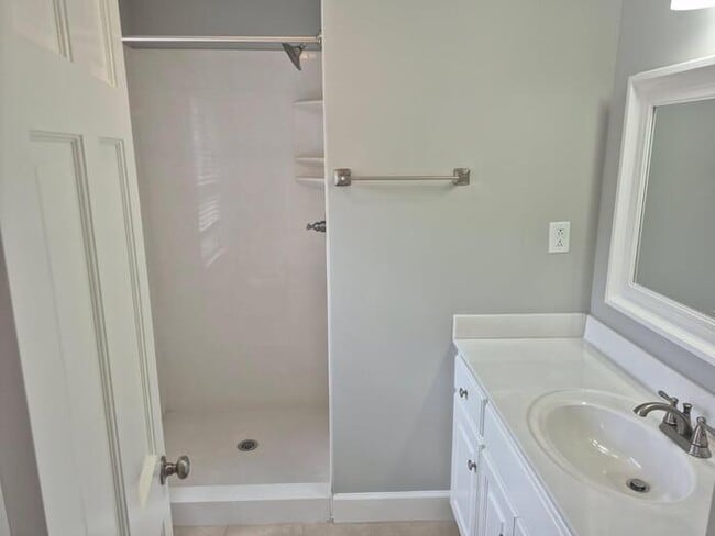 Building Photo - 3 Bedroom 2 Bath