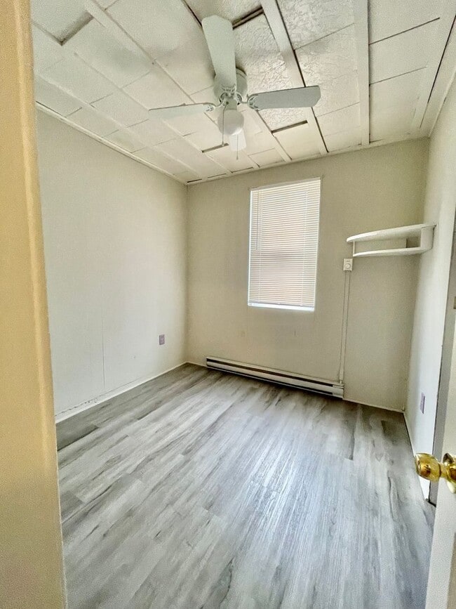 Building Photo - 3 Bedroom Home Available Now
