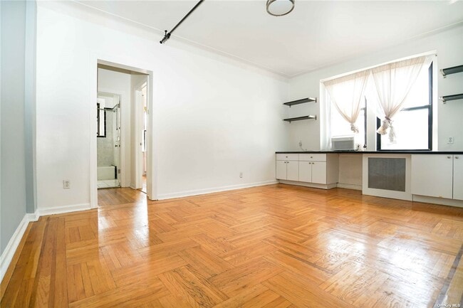 Building Photo - 62-64 Saunders St-