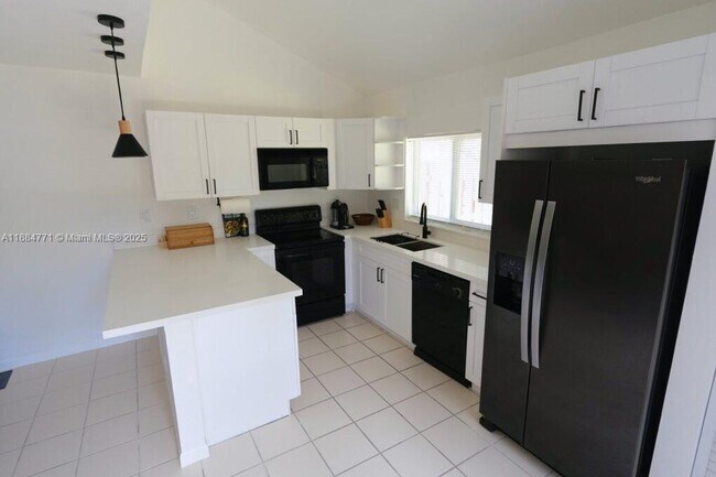 Building Photo - 702 Commodore Dr