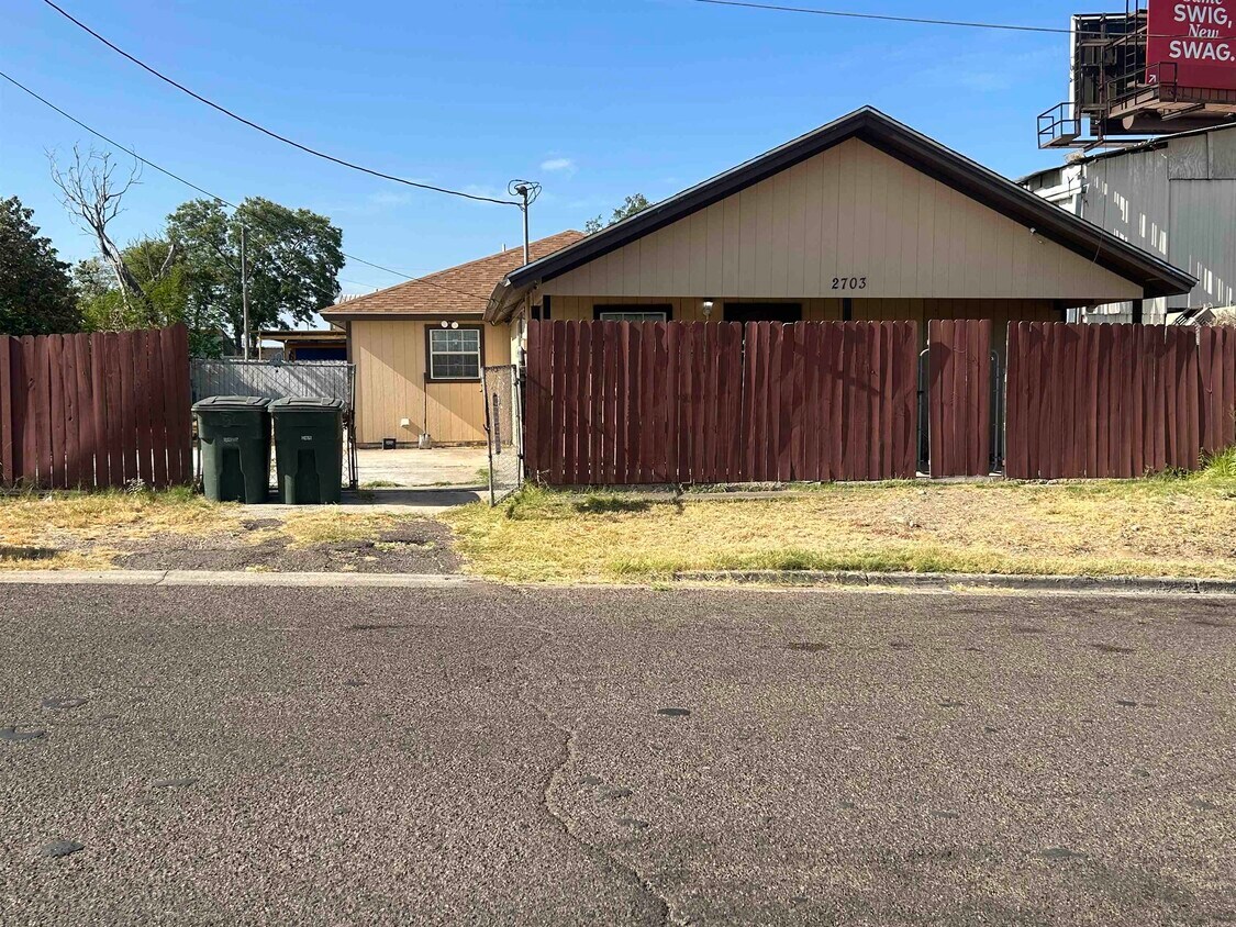 Primary Photo - 2703 Piedra China St