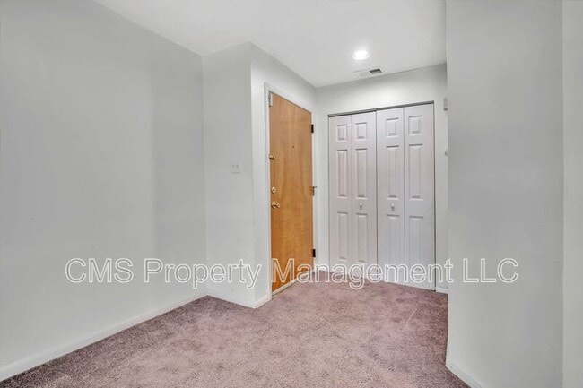 Building Photo - 302 Trinity Ct