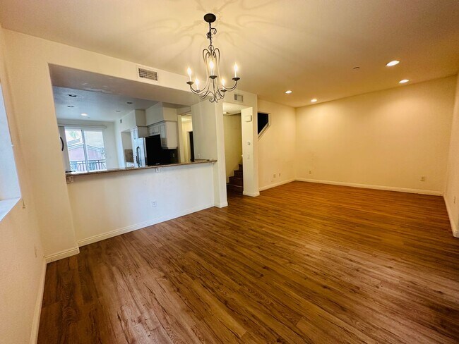 Foto del edificio - Huge 2 Bedroom 2 Bath Townhouse in Kearny ...
