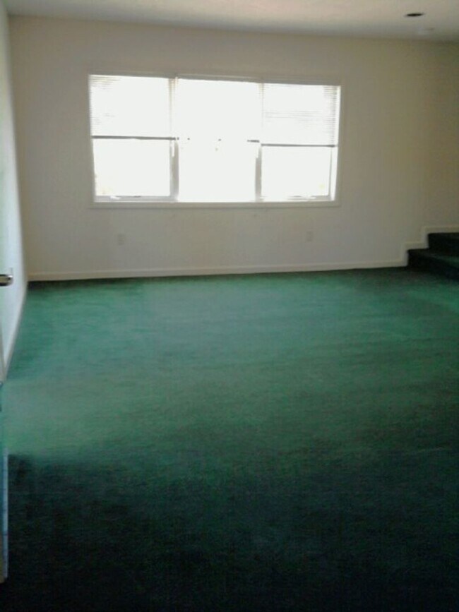 Photo - WHAT’S SPECIAL COMFORTABLE SHARED SPACE BRIGHT OPEN-CONCEPT LAYOUT DINING AREA SPACIOUS TOWNHOUSE...