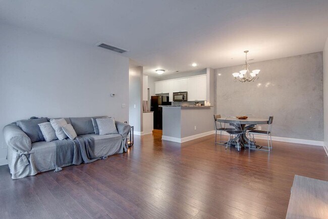 Foto del edificio - 8231 Lenox Creekside Dr