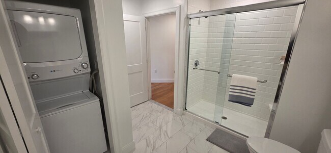 Building Photo - Luxury 2-Bed with Massive Closets and Buil...