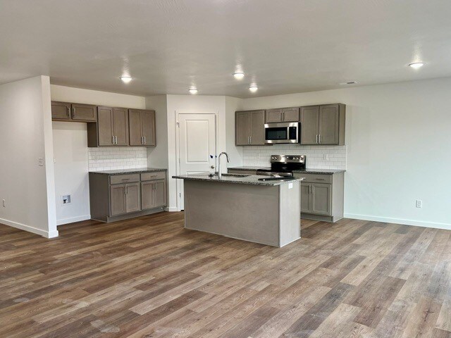 Foto del edificio - 477 Stone Creek Rd