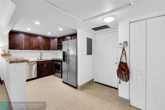 Foto del edificio - 257 S Cypress Rd