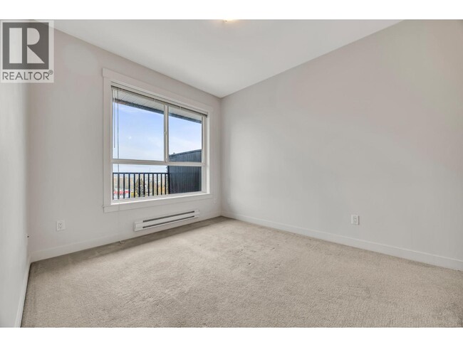 Building Photo - 827 Roderick Ave