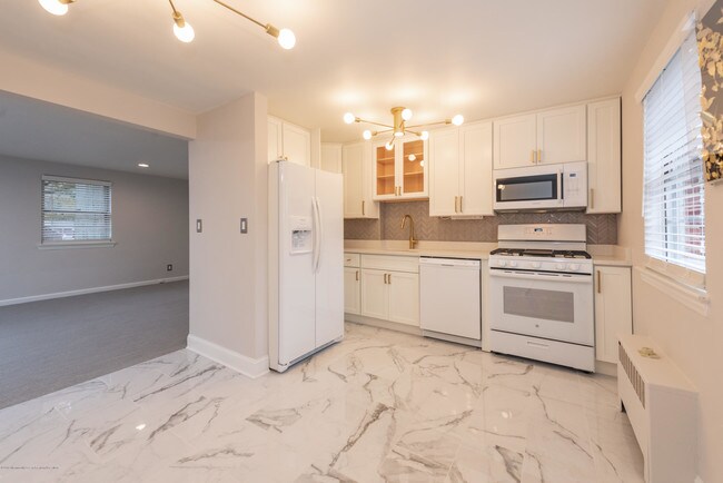 Building Photo - 136 Manor Dr