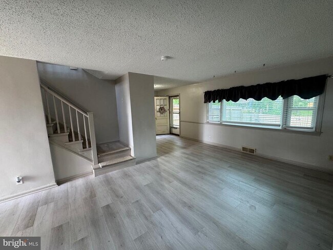 Building Photo - 39 N Pennewell Dr