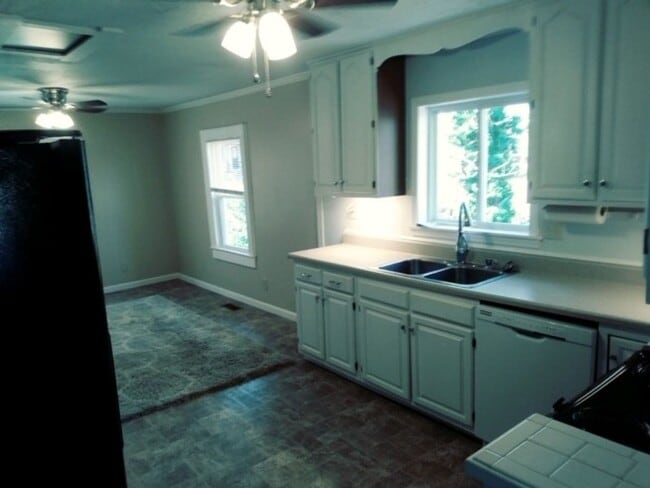 Building Photo - Adorable 2 Bed/1 Bath Single Story Home - Statesville - Covered Front Porch - Back Deck - Washer/...