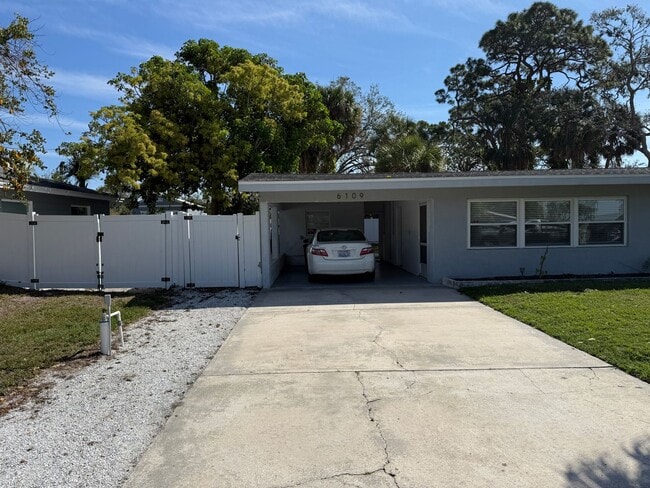 Foto del edificio - 2 Bedroom 1 Bath Home with Den/Office