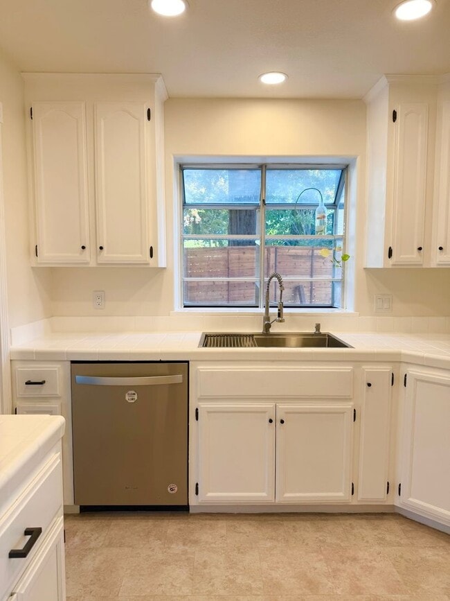 Building Photo - Pet Friendly! Walk to Downtown