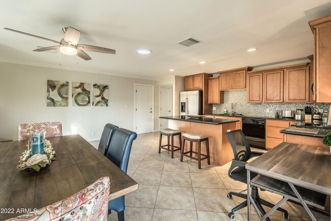 Building Photo - 8301 E Jackrabbit Rd