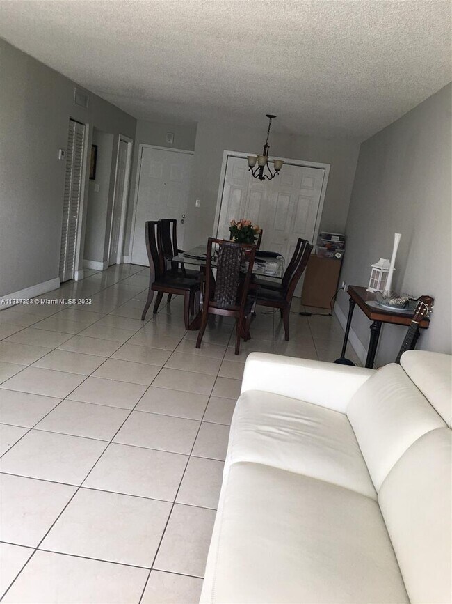 Foto del edificio - 6950 Miami Gardens Dr